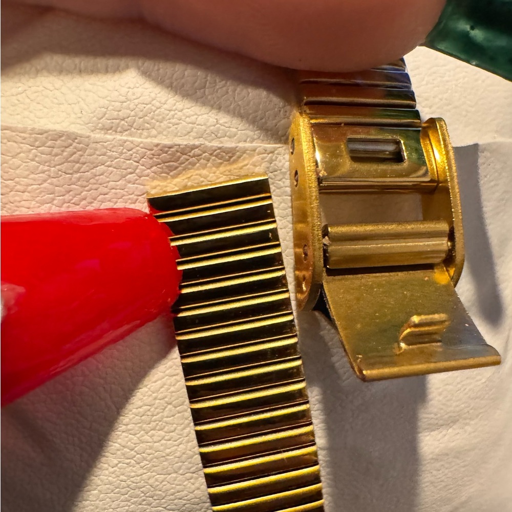 Invicta Women’s Gold Tone Watch NWT Stainless Steel Water Resistant 98ft - Picture 6 of 8
